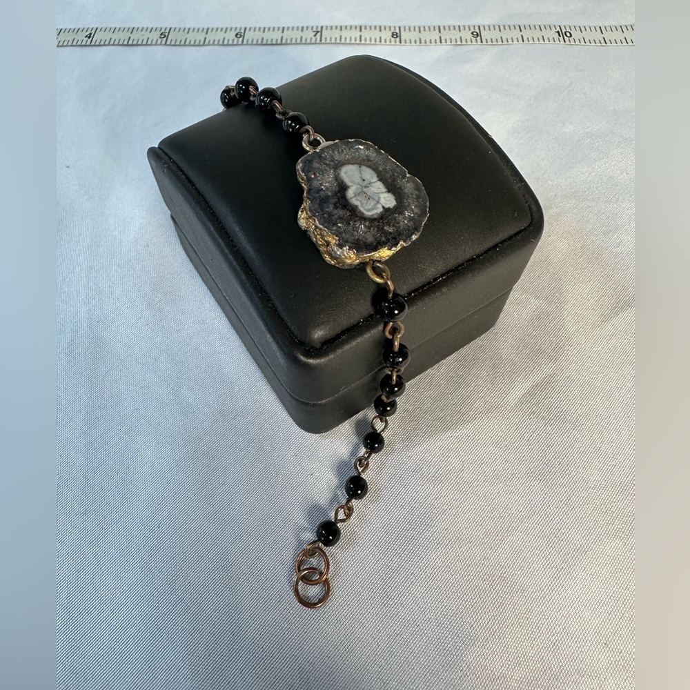 Dainty agate and black bead bracelet